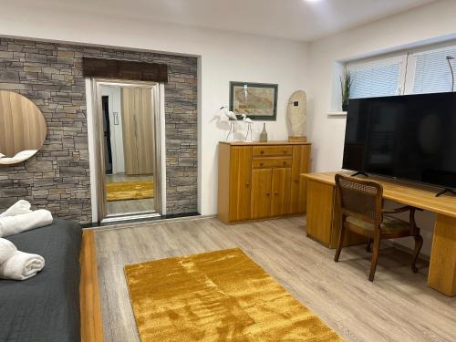 TV a/nebo společenská místnost v ubytování Apartments 5