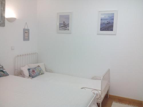 
A bed or beds in a room at Casa da Camélia - Sintra
