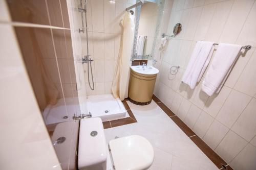 Ένα μπάνιο στο Alolayan Plaza Hotel