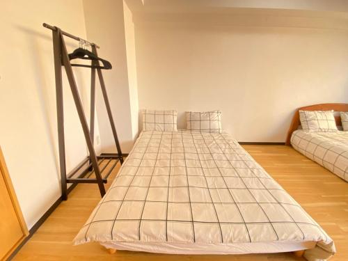 a pair of beds in a room with a tripod at The Abe Ikebukuro in Tokyo