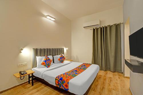 Postel nebo postele na pokoji v ubytování FabHotel White Ridge Shivam