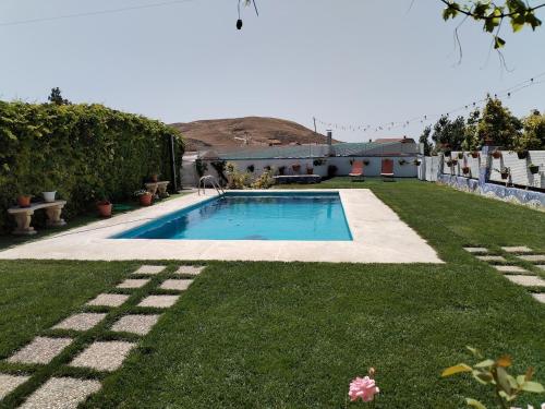 ein Swimmingpool im Hof eines Hauses in der Unterkunft Parada del Herrero casa rural in Zújar