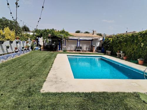 ein Swimmingpool im Hinterhof eines Hauses in der Unterkunft Parada del Herrero casa rural in Zújar