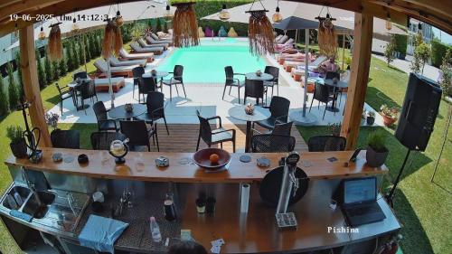 an overhead view of a pool with tables and chairs at Villa Guesthouse Albion in Lezhë