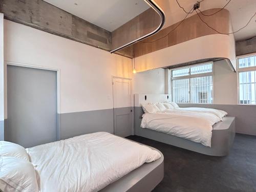 En eller flere senge i et værelse på SMIRE STAY Ishigaki