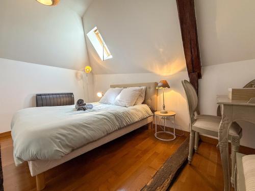 a bedroom with a bed with a teddy bear on it at Beau duplex en centre-ville proche cathédrale in Chartres