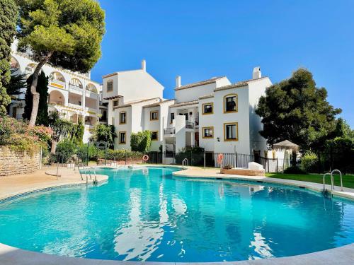 a large swimming pool in front of a building at Luksusowy Apartament z basenem i jacuzzi in Málaga