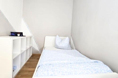 Кровать или кровати в номере L21-Apartment Ottendorf-Okrilla, 1 Zimmer, 3 Betten, Standardisierte Ausstattung, ideal für Reisende, Pendler, Familien