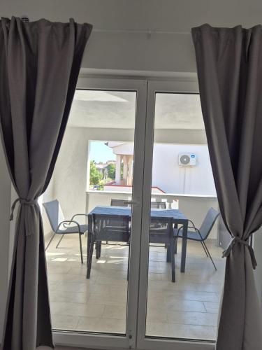 Vir, two bedroom apt with wi-fi, A-C, parking, 600m to the beach