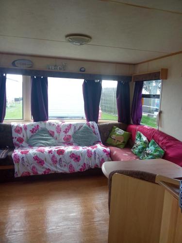 Ruang duduk di Sunrise Caravan