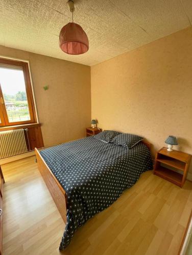 une chambre avec un lit avec une couette noire et blanche dans l'établissement Maison familiale au coeur des Vosges, à Aumontzey
