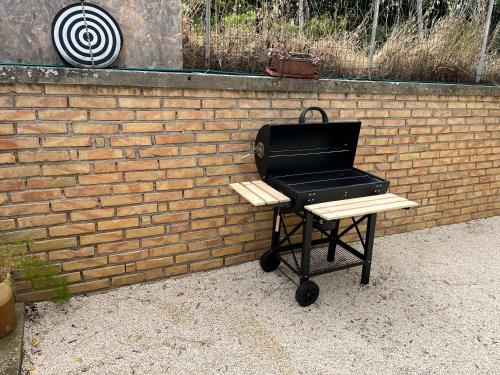 a grill sitting in front of a brick wall at SlowCasa in Torrevecchia Teatina