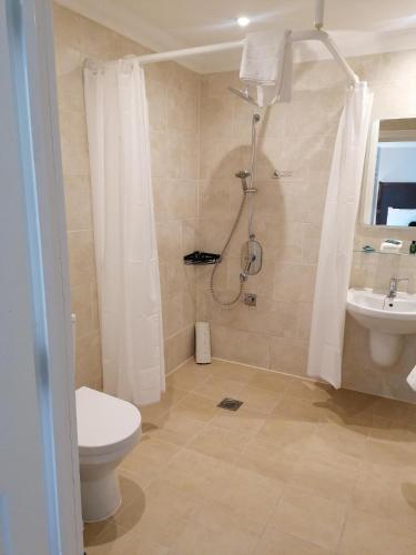 Un baño de The Elvetham Hotel