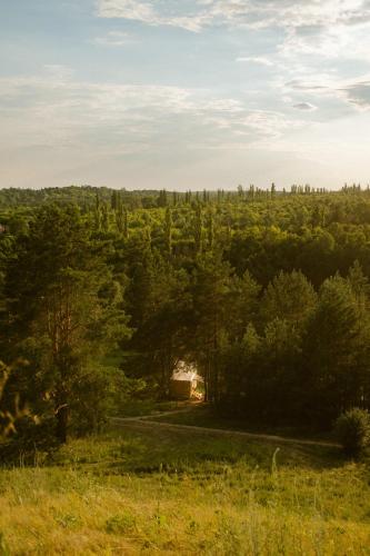 Malaya BugayevkaにあるГлемпінг Botanの木の畑の中の家