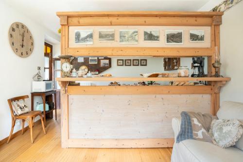 a living room with a wooden wall at B&B Ca' La Vedescia in Teglio