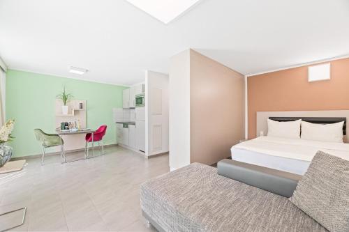 pokój hotelowy z łóżkiem, stołem i krzesłami w obiekcie Meri Boarding Europaplatz w Stuttgarcie