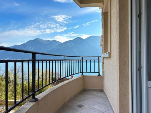 a balcony with a view of the mountains at Incredible views 2-bd apartment in Kravlja