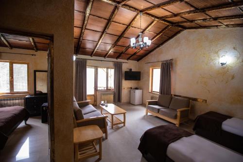 TV a/nebo společenská místnost v ubytování Haghartsin Hotel & Restaurant