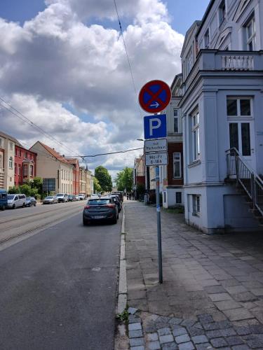 a street sign on the side of a street at Appartement mit Garten zentrumnah in Schwerin