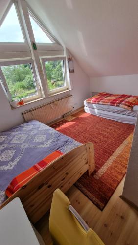 Postel nebo postele na pokoji v ubytování Helles Zimmer 18 qm in 6,5-Zi-Wohnung nähe Frankfurt, Hanau, Büdingen, Friedberg