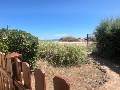 Studio alcôve climatisé pour 4 pers. avec parking à 20m de la plage, animaux bienvenus - FR-1-607-184