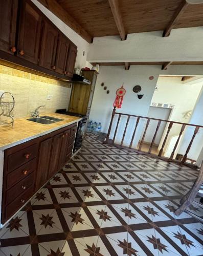 a kitchen with a tiled floor with a sink at El chalet del valle in El Mollar