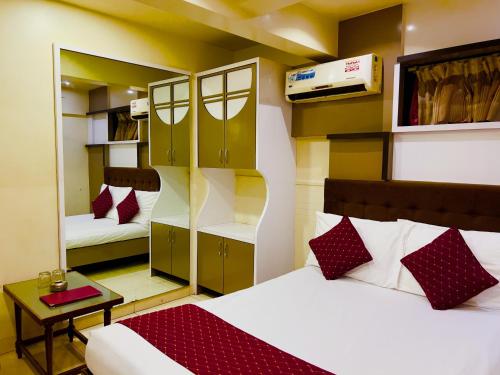 Postel nebo postele na pokoji v ubytování Hotel Dwaraka