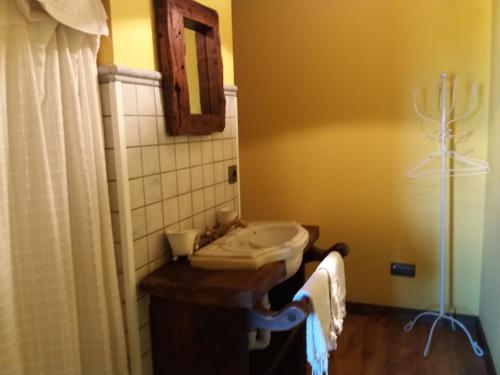 a bathroom with a sink and a mirror at Carpe Diem in Navaridas