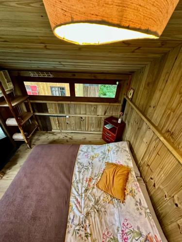 a bed in the inside of a small room at Chalé cabana da mata in Bombinhas