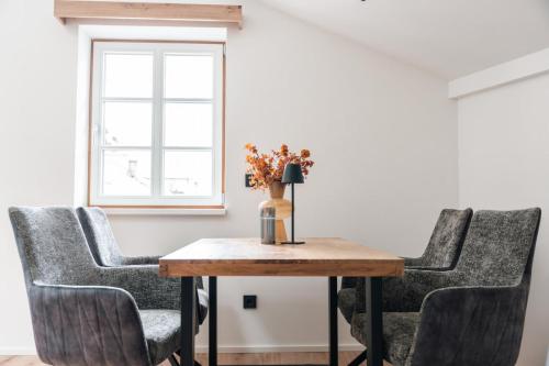 a room with a table with chairs and a window at Stadthaus Rosengartenschlucht in Imst