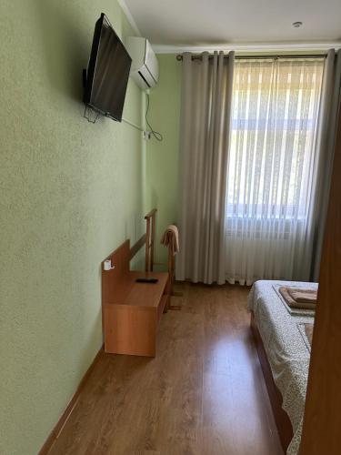 TV a/nebo společenská místnost v ubytování Каприз