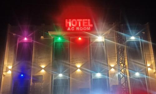 Un semáforo con un cartel de habitación con aire acondicionado de hotel. en hotel pink city, en Rīngas