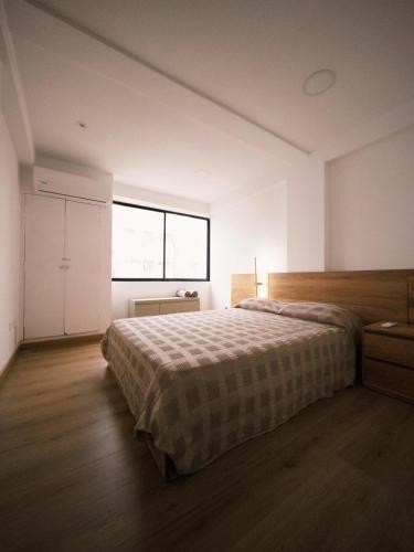 une chambre avec un lit et une grande fenêtre dans l'établissement Apartamento frente al mar, à Carthagène des Indes