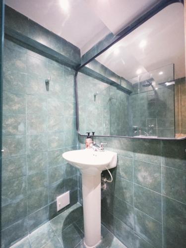 une salle de bain avec lavabo et douche dans l'établissement Apartamento frente al mar, à Carthagène des Indes