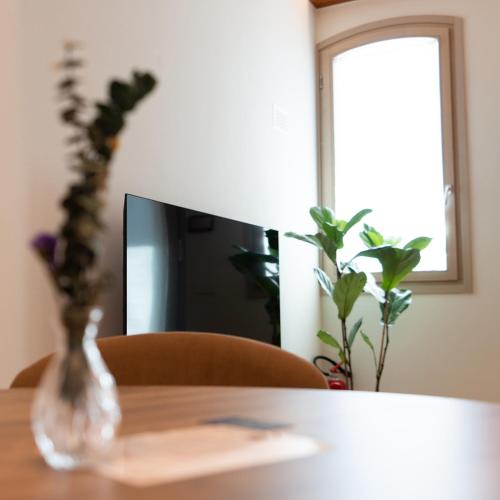 a vase of flowers on a table with a mirror at Antica Corte Lugo in Lugo