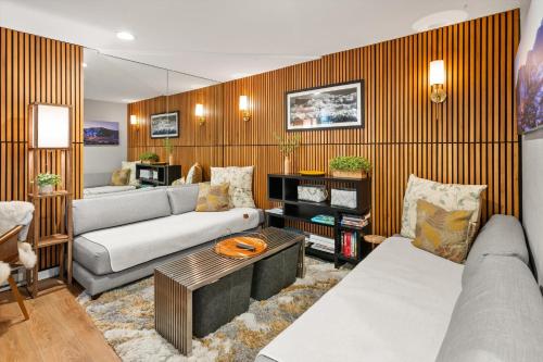 Una televisión o centro de entretenimiento en Modern 1 BR Aspen Escape Steps from Gondola Pool