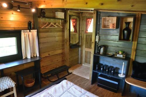 a room with a kitchen and a living room at Cabane du hibou in Beauraing