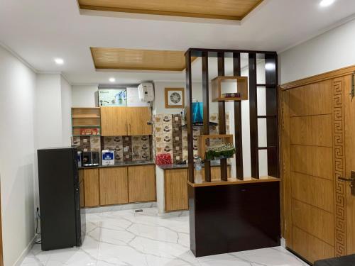 مطبخ أو مطبخ صغير في 2-Bedroom Apartment near Islamabad International Airport Free Airport Pick and Drop