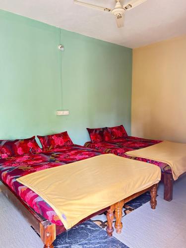 Postel nebo postele na pokoji v ubytování Joldal Cozy Camp Homestay & Resorts