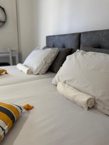 Ένα ή περισσότερα κρεβάτια σε δωμάτιο στο ALEKA KOTSI ROOMS