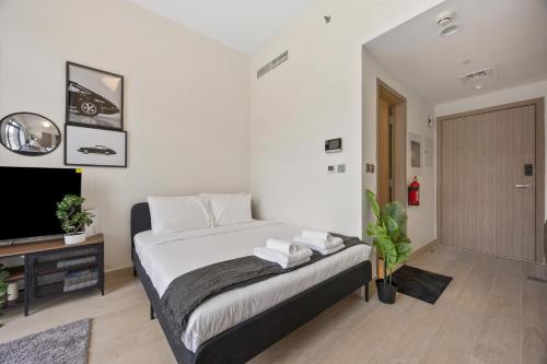 Postel nebo postele na pokoji v ubytování Elite Escape - Boho Getaway in Azizi Riviera 16