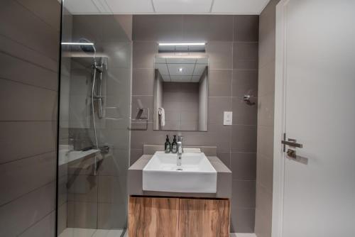 Koupelna v ubytování 1BR Apartment With Balcony Top Floor Sleeps 3 by BlueCloud holidays