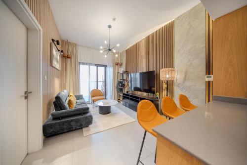 1BR Apartment With Balcony Top Floor Sleeps 3 by BlueCloud holidays