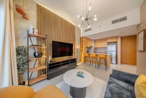 Kuchyň nebo kuchyňský kout v ubytování 1BR Apartment With Balcony Top Floor Sleeps 3 by BlueCloud holidays