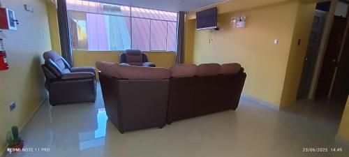a waiting room with two chairs and a waiting room at Hotel Mirador Wanka in Huancayo