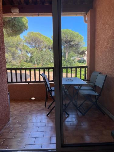 Appartement WiFi parking, tennis, piscine au mileu des golfs de Valescure