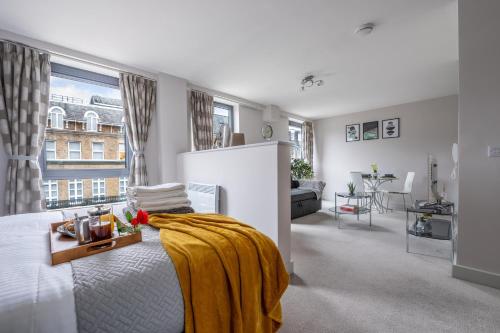 Ruang duduk di Windsor Elegant Studio – 100yrds from the Castle