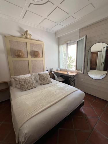 Una cama o camas en una habitación de The Originals Boutique, Clair Hôtel, Martigues