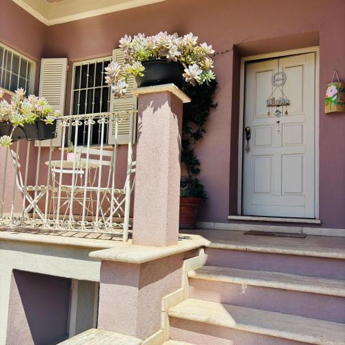 a front door of a house with a flower planter at La Magnolia come a casa tua in Arrone