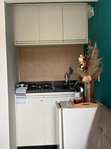 Loft 102 - Espaço Praia Aptosにあるキッチンまたは簡易キッチン